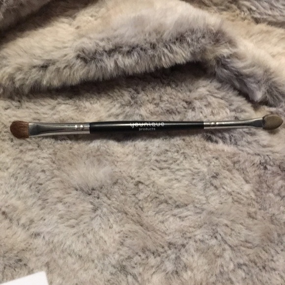 Younique angled shadow/ sponge brush - Picture 1 of 1